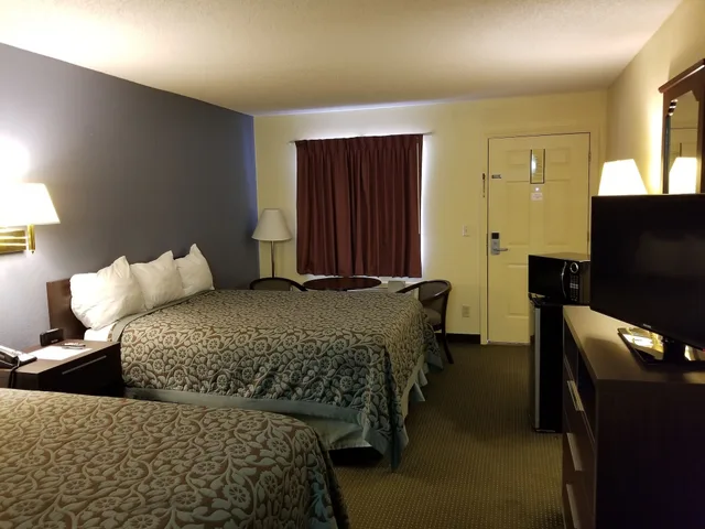 غرفة قياسية بسريرين كوين، Days Inn By Wyndham Camilla 3/3
