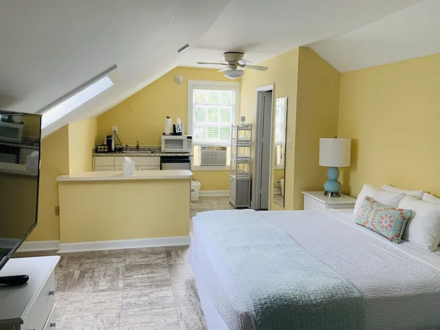 جناح بسرير كينج مع أريكة، Westwinds Inn 1/5