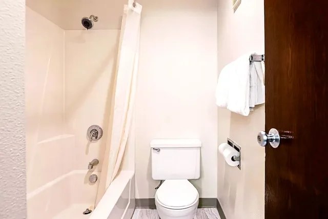 غرفة قياسية بسرير كينج، Norwood Inn & Suites Milwaukee 2/2