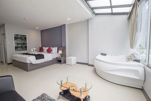 جناح جونيور بسرير مزدوج بجاكوزي، MODERN LIVING HOTEL 5/9