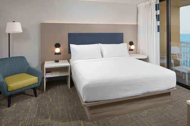 جناح بسريرين كوين بغرفة نوم واحدة مع أريكة بمطبخ صغير، Four Points By Sheraton Virginia Beach Oceanfront 2/4