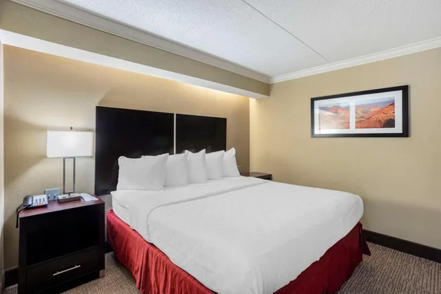 جناح بسرير كينج مع أريكة، Best Western Harrisburg North 2/4
