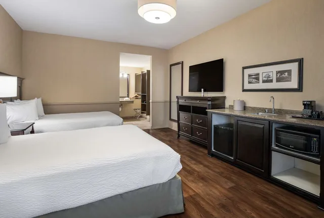 غرفة بسريرين مزدوجين بحوض استحمام لذوي الإعاقة، Best Western Corona Hotel and Suites 2/4