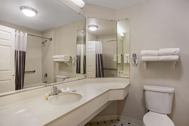 غرفة بسريرين مزدوجين، La Quinta Inn Suites Winston Salem 3/3