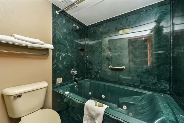 غرفة فاخرة بسرير كينج بحوض جاكوزي، Super 8 By Wyndham Clarksville Northeast 5/5