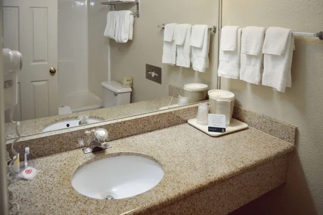 غرفة بسريرين كوين في الطابق الأرضي، Quality Inn Yosemite Valley Gateway 2/3