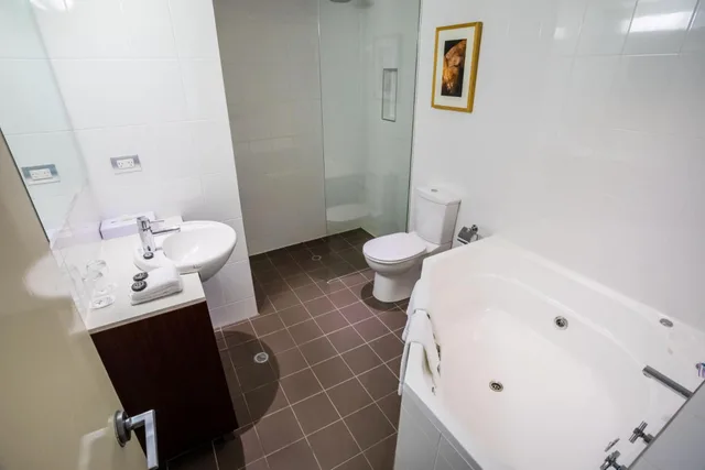 Spa, Suite, River View, Sofa، Amora Herencia Riverwalk Melbourne 5/5