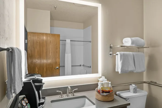 غرفة قياسية بسرير كوين لذوي الإعاقة، Arabella Hotel Sedona 3/3