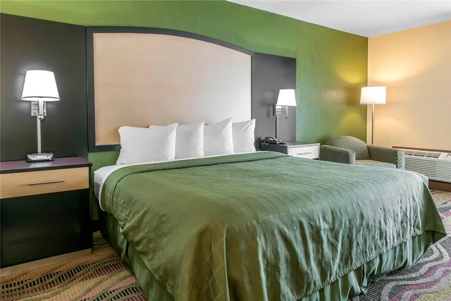 غرفة بسرير كينج، Quality Inn Conference Center Logansport 3/3