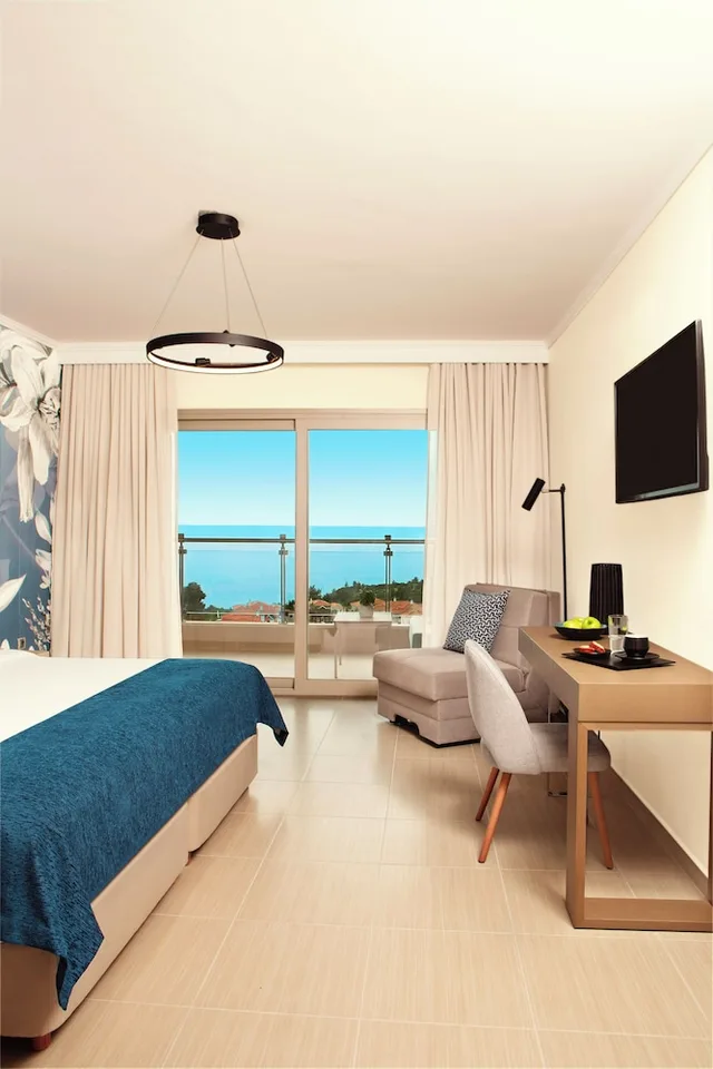 غرفة ديلوكس بسرير مزدوج بإطلالة على البحر، Zeus Eleva Ajul, a Registry Collection Hotel 1/3