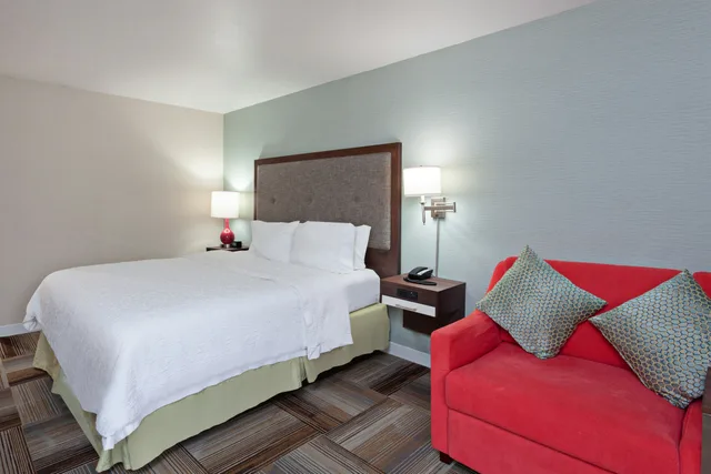 غرفة بسرير كينج مع أريكة، Hampton Inn Los Angeles/Arcadia/Pasadena 2/5