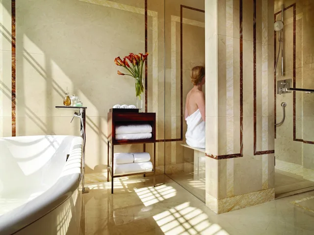 Royal, West, Lake, Suite, King Bed، Four Seasons Hotel Hangzhou At West Lake 3/3