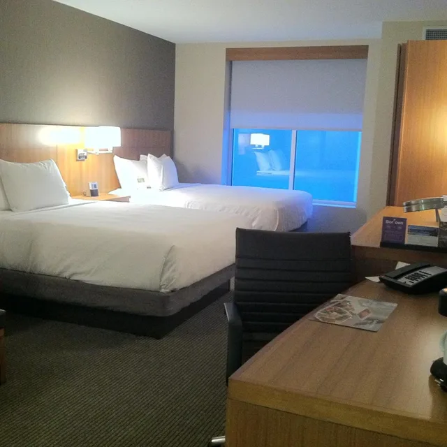 غرفة بسريرين كوين مع أريكة، Hyatt Place Detroit/Novi 1/2
