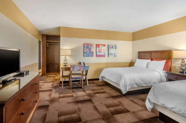 Standard, 2 Double Beds, Golf Course View، Carlton Oaks Lodge, Ascend Hotel Collection 3/5
