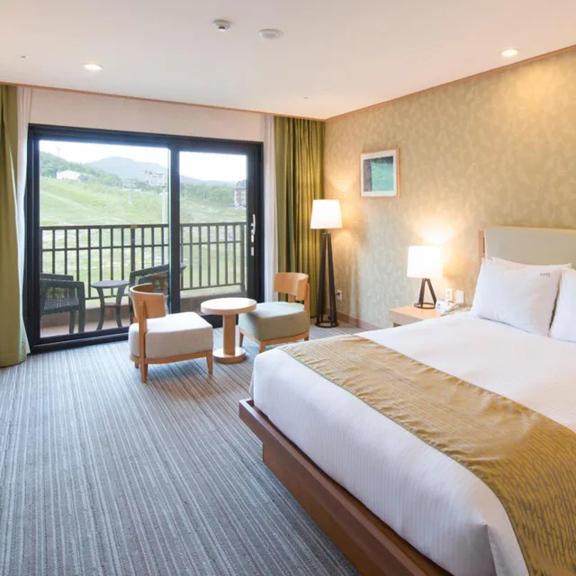 غرفة بسرير كوين بإطلالة على الجبل، Holiday Inn Resort Alpensia Pyeongchang 1/10