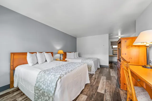 غرفة بسريرين مزدوجين، Glass House Inn 2/10