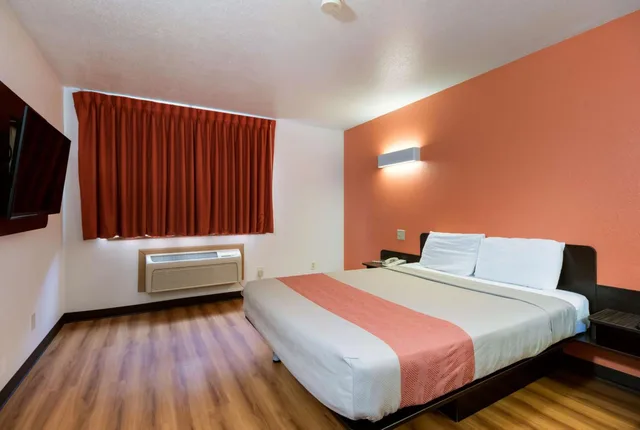 جناح بسرير كينج بجاكوزي للمدخنين، Motel6 Davenport, IA 1/10