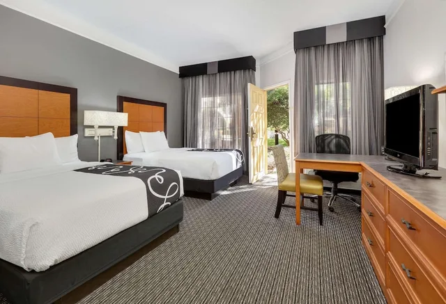 غرفة بسريرين مزدوجين لذوي الإعاقة، La Quinta Inn & Suites by Wyndham Dallas - Addison Galleria 3/7
