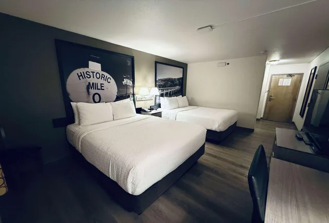 Efficiency, 2 Queen Beds، Super 8 by Wyndham Dawson Creek 2/2