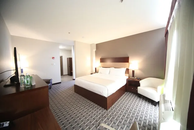 جناح تنفيذي ركني بسرير كينج مع أريكة، Wyndham Garden Edmonton Airport 2/3