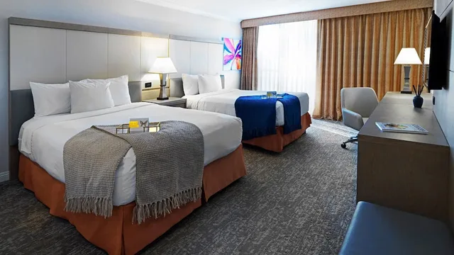 غرفة بسريرين كوين بإطلالة على الجبل بشرفة، Ontario Airport Hotel And Conference Center 2/5
