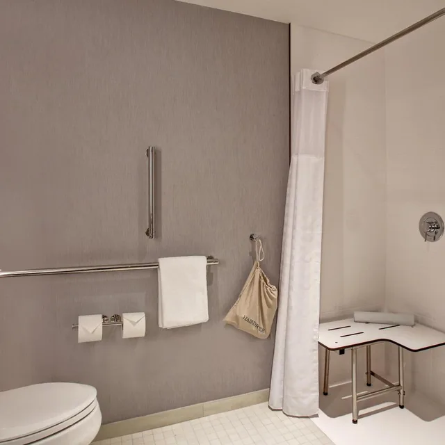 جناح بسرير كينج مع أريكة لذوي الإعاقة، Hyatt Place at Wichita State University 2/2