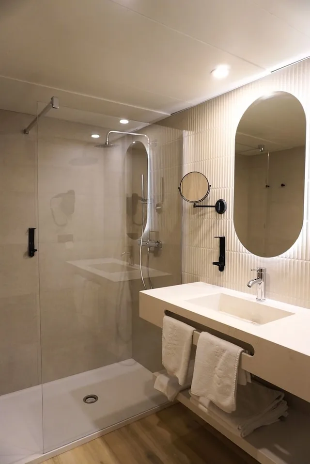 غرفة ثلاثية بسرير مزدوج بإطلالة على البحر، AR Roca Esmeralda and Spa 9/10