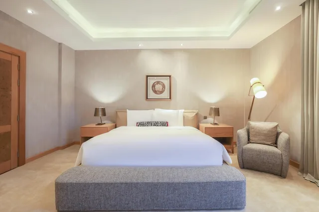 بنتهاوس بسريرين كينج بإطلالة على المدينة، فندق كمبينسكي العثمان الخبر(Kempinski Al Othman Hotel) 1/1