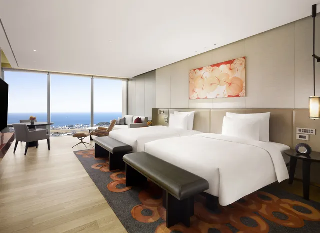 غرفة بسريرين منفصلين بإطلالة على البحر، Grand Hyatt Jeju 2/6