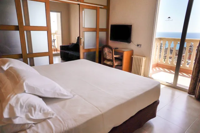 جناح جونيور بسرير كينج مع أريكة، Alba Seleqtta Hotel Spa Resort 1/4