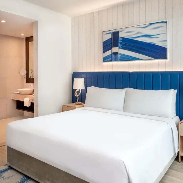 1 Bedroom, Suite, King Bed, Plaza View, Living Area, Crowne Plaza Abu Dhabi Yas Island 1/2