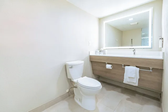 Suite, King Bed, Sofa, Bathtub, Holiday Inn Express Hotels Suites Cocoa Beach 3/7