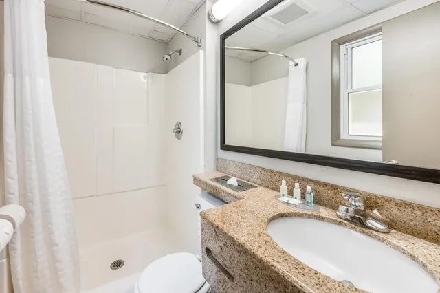 غرفة قياسية بسريرين مزدوجين، Rodeway Inn Poughkeepsie NY 5/5