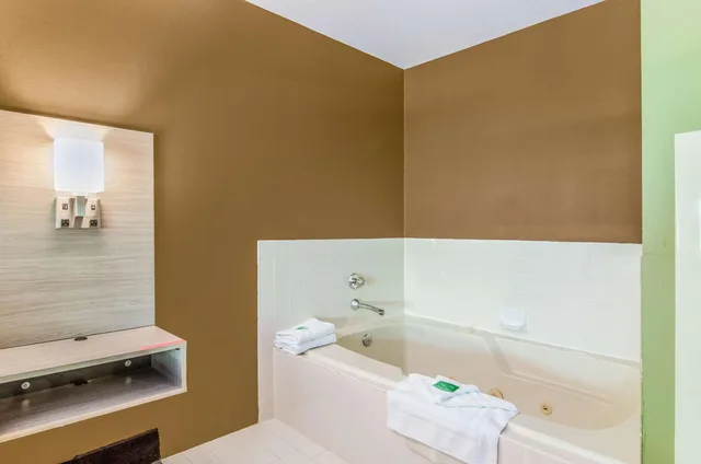 جناح بسرير كينج بجاكوزي، Guesthouse Poulsbo 5/5
