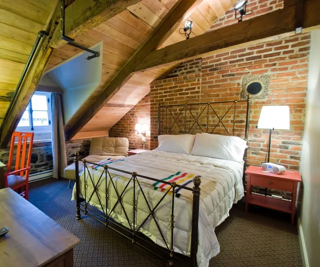 Superior, Queen Bed, Attic، Auberge Place D Armes 3/7