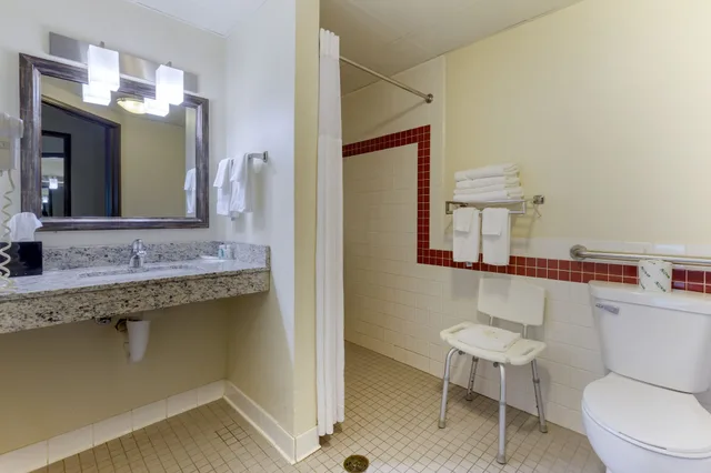 غرفة بسريرين مزدوجين لذوي الإعاقة، Quality Inn Oshkosh Aviation Park 5/5