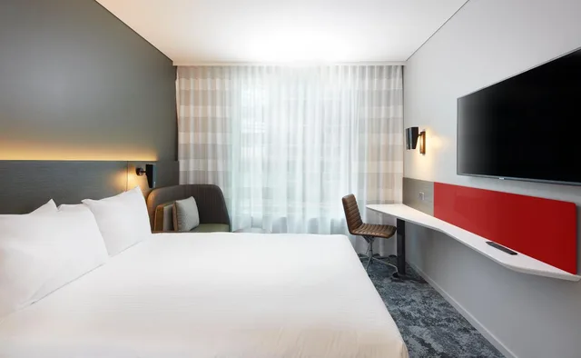 غرفة قياسية بسرير كينج وسرير كوين في طابق مرتفع، Holiday Inn Express Melbourne Southbank 1/10