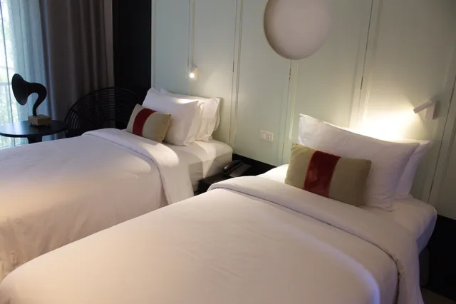 Serene, HOTEL DES ARTISTS PING SILHOUETTE 3/9