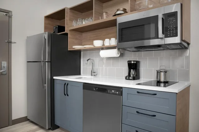 جناح بسرير كينج بغرفة نوم واحدة مع أريكة، Candlewood Suites Alexandria - Fort Belvoir 3/4