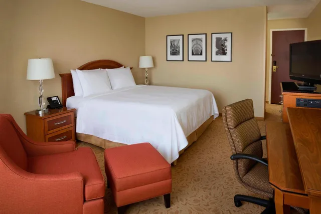 Room, King Bed, Concierge Level، Toronto Airport Marriott 1/6