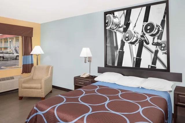 Room, Queen Bed, Accessible, Super 8 By Wyndham Sarasota Near Siesta Key 2/4