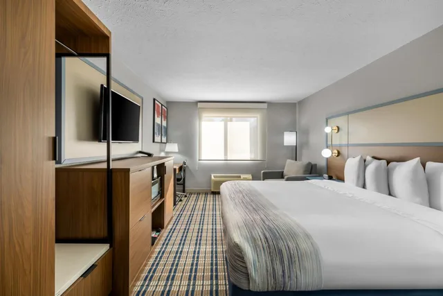 Room, King Bed, Bathtub, Accessible, AmericInn by Wyndham Delafield 3/10