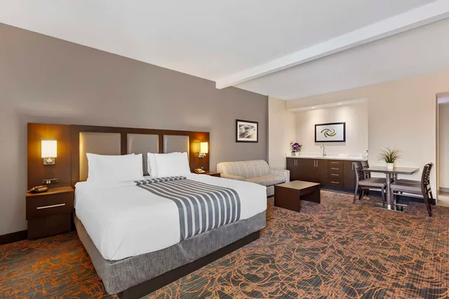 غرفة تنفيذية كبيرة بسرير كينج مع أريكة، Best Western Plus Executive Inn 1/2