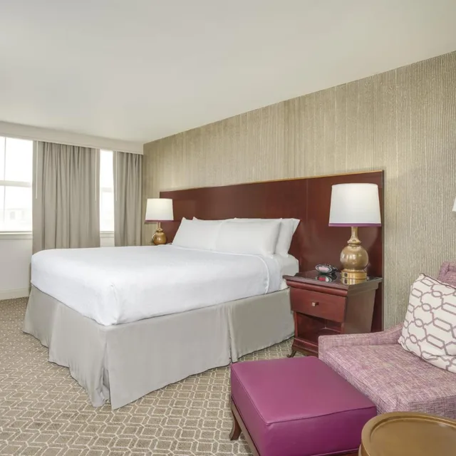جناح بسرير كينج بغرفة نوم واحدة مع أريكة، Astor Crowne Plaza New Orleans French Quarter, An Ihg Hotel 1/9