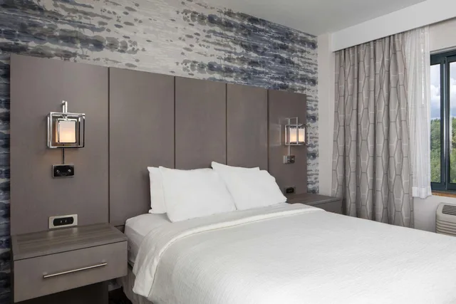 جناح بسرير كوين بغرفة نوم واحدة مع أريكة لذوي الإعاقة، Embassy Suites by Hilton Portland Maine 1/8