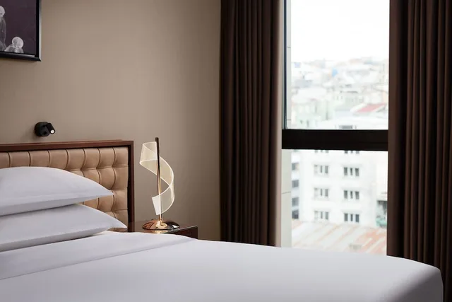غرفة بريميوم بسرير كينج مع أريكة، Sheraton Istanbul City Center 4/10