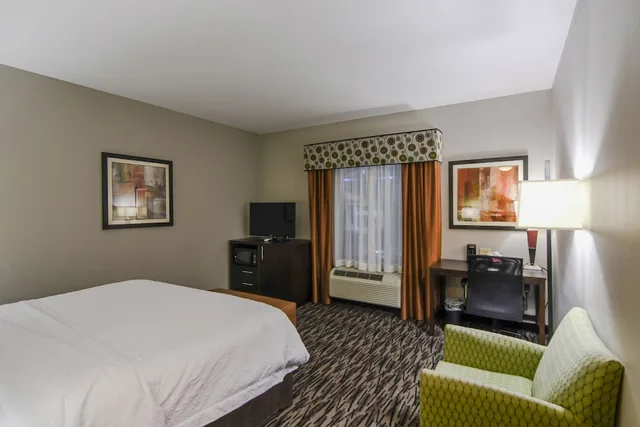 غرفة بسرير كينج مع أريكة بمطبخ صغير لذوي الإعاقة، Hampton Inn Foley 2/10