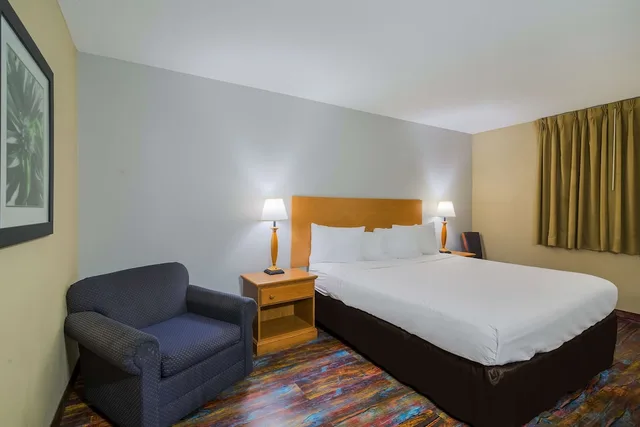 غرفة بسرير كينج، Americas Best Value Inn Fargo 8/10