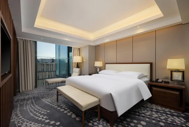 جناح بسرير كينج بغرفتي نوم مع دخول صالة النادي، Intercontinental Jinan City Center Formerly Crowne Plaza Jinan City Center 3/6