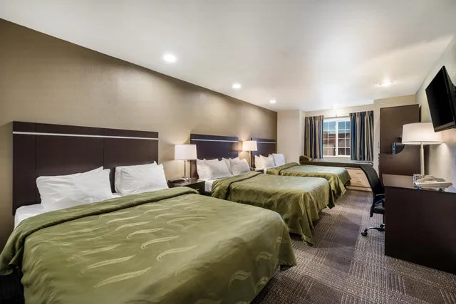غرفة بسريرين كوين وسرير كوين، Quality Inn and Suites near NAS Fallon 2/6